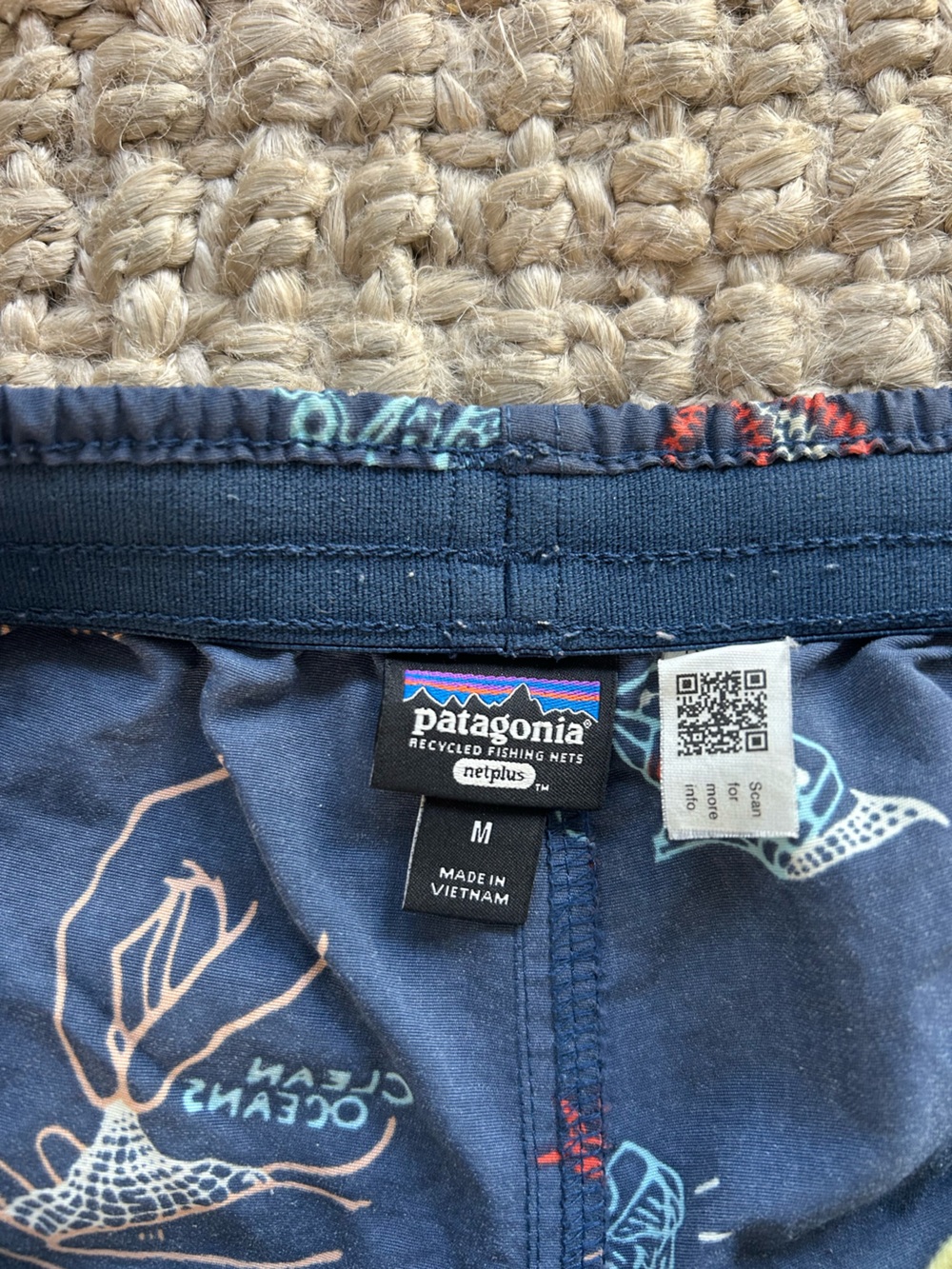 Patagonia Baggies - Women's Medium - clean ocean print - Picture 4 of 4